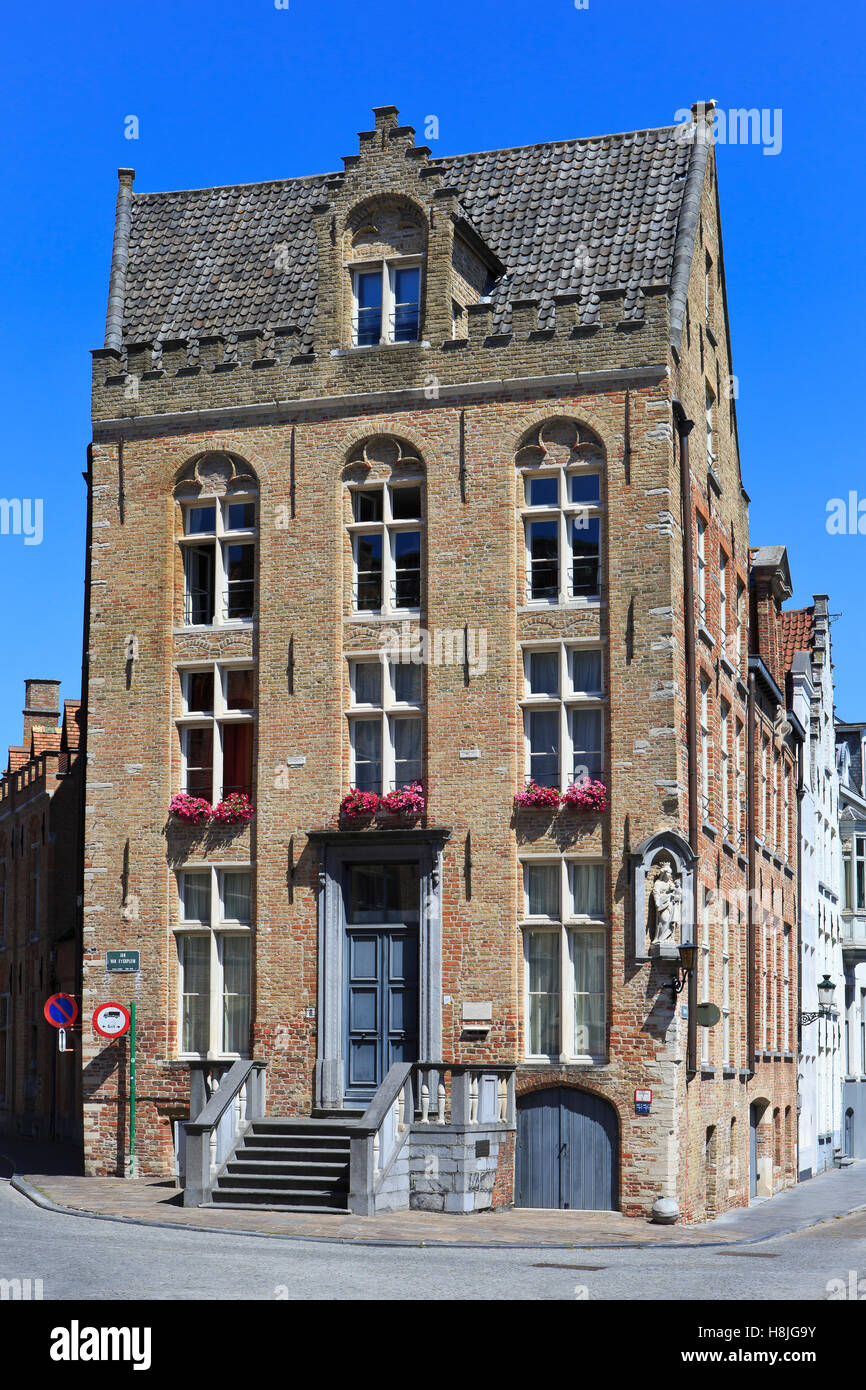 Le 16ème siècle maison néoclassique nommé Maison d'angle Steylaers aussi connu sous le nom de pierre rouge (De Rode Steen) à Bruges, Belgique Banque D'Images