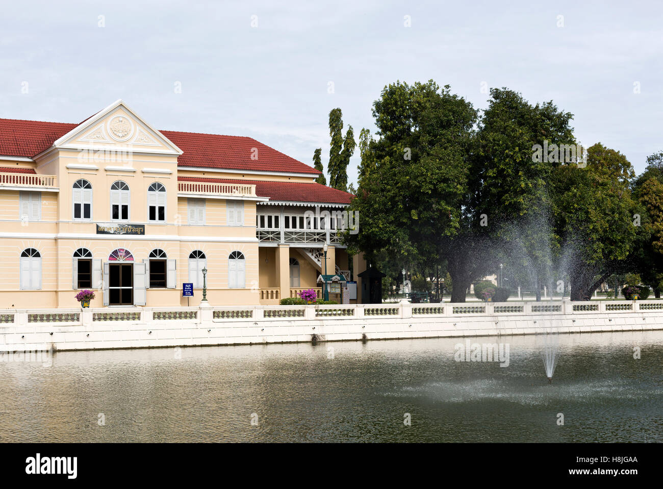 Avis de style colonial Saphakhan Ratchaprayun, la salle de l'Assemblée pour la famille royale, de deux étages à l'édifice de Bang Pa-Pa Banque D'Images