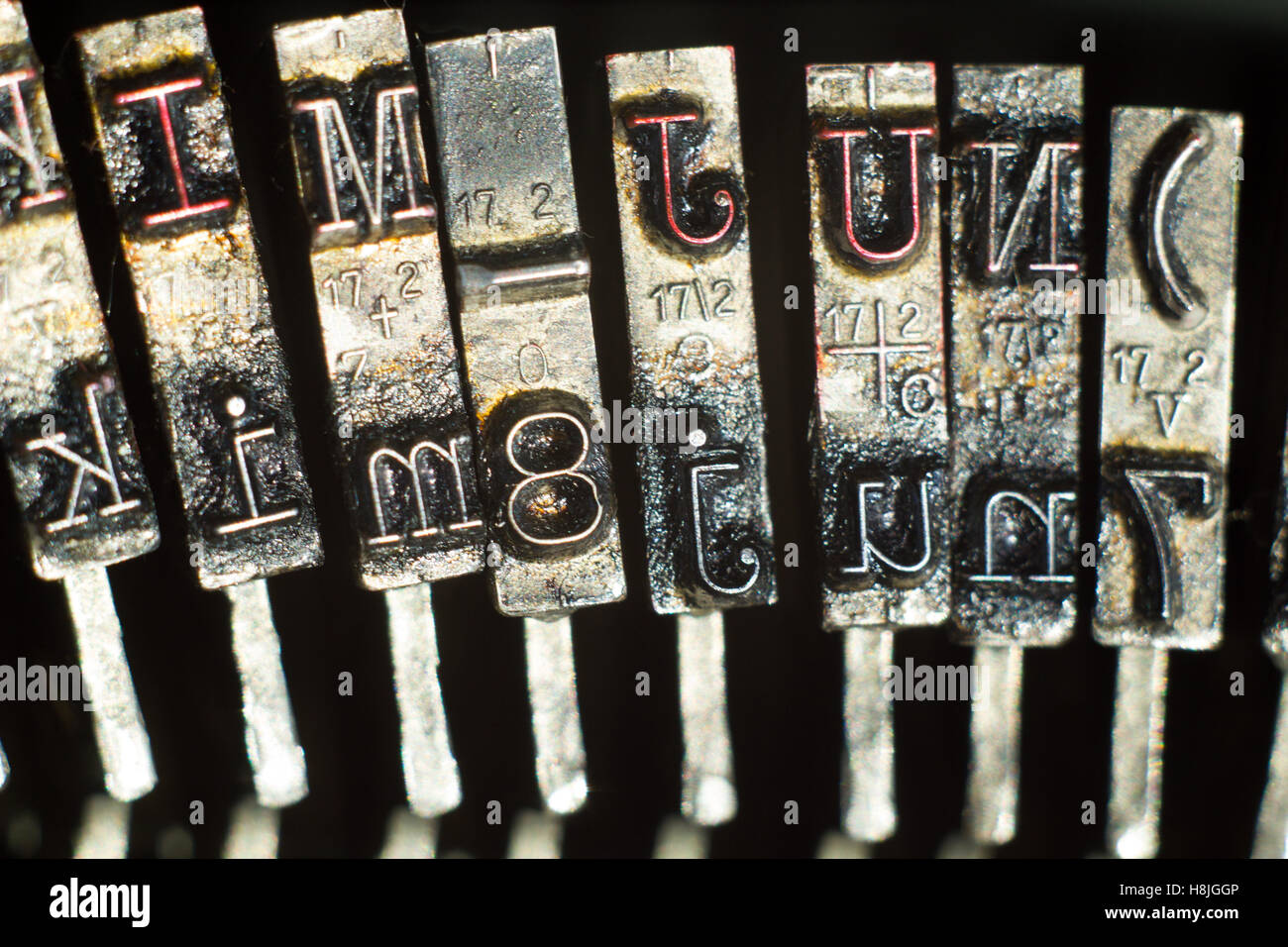 Vieille machine à écrire des caractères de machine de près. Banque D'Images
