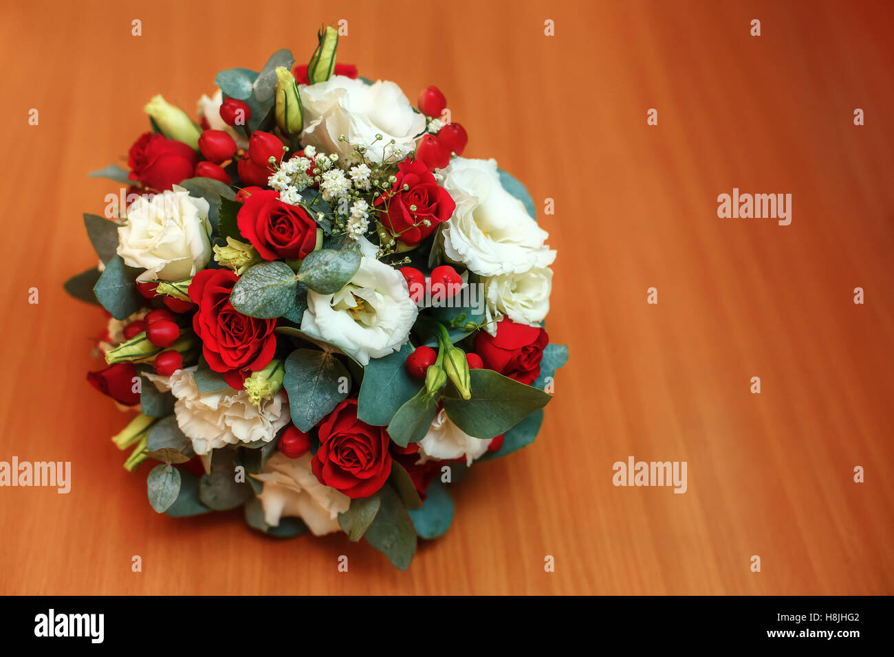 Mariage bouquet de roses sur fond de bois, rouge et blanc Banque D'Images