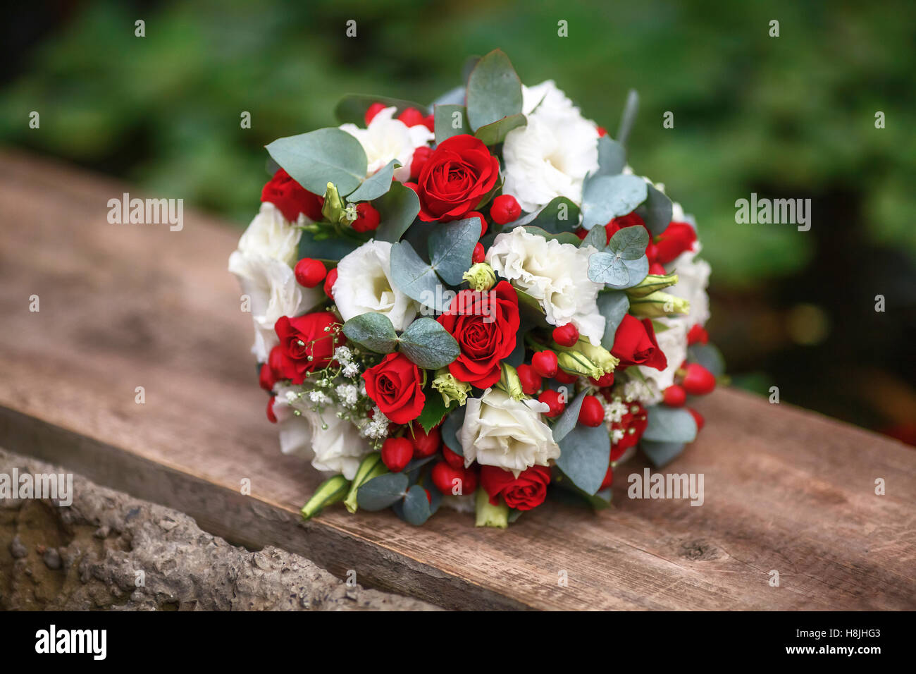 Mariage bouquet de roses sur fond de bois, rouge et blanc Banque D'Images