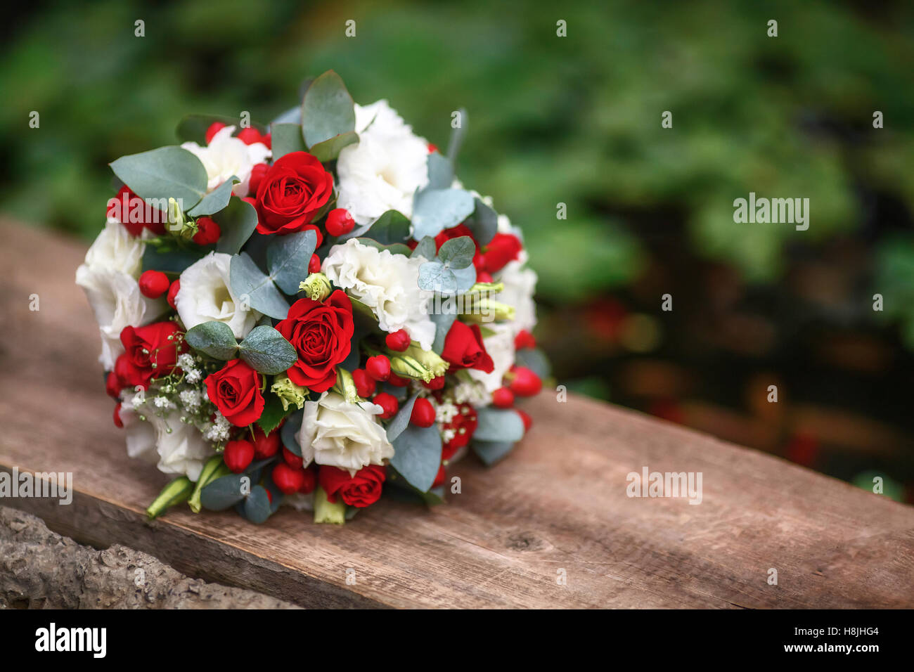 Mariage bouquet de roses sur fond de bois, rouge et blanc Banque D'Images