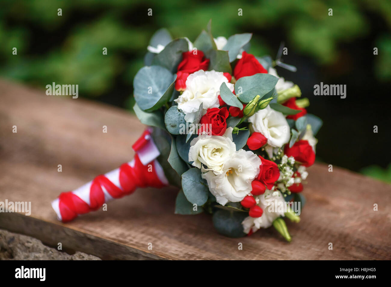 Mariage bouquet de roses sur fond de bois, rouge et blanc Banque D'Images