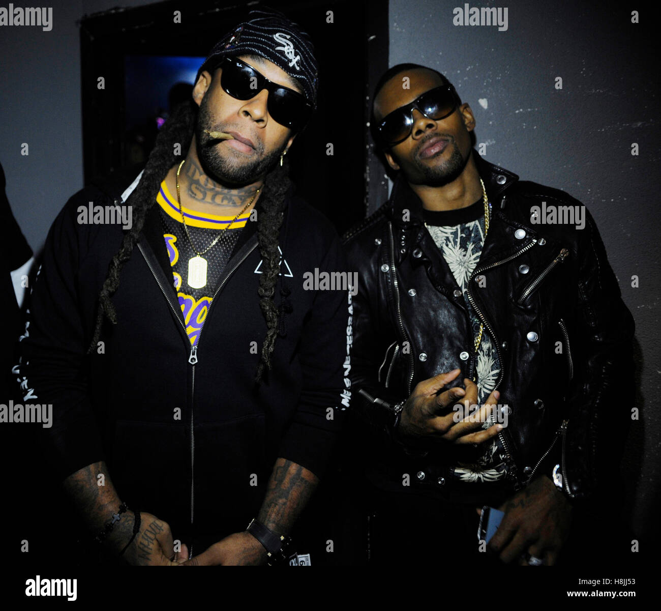 (L-R) Ty Dolla signe et Mario dans les coulisses du lancement de marque X au El Rey Theatre le 19 décembre 2013 à Los Angeles, Californie. Banque D'Images