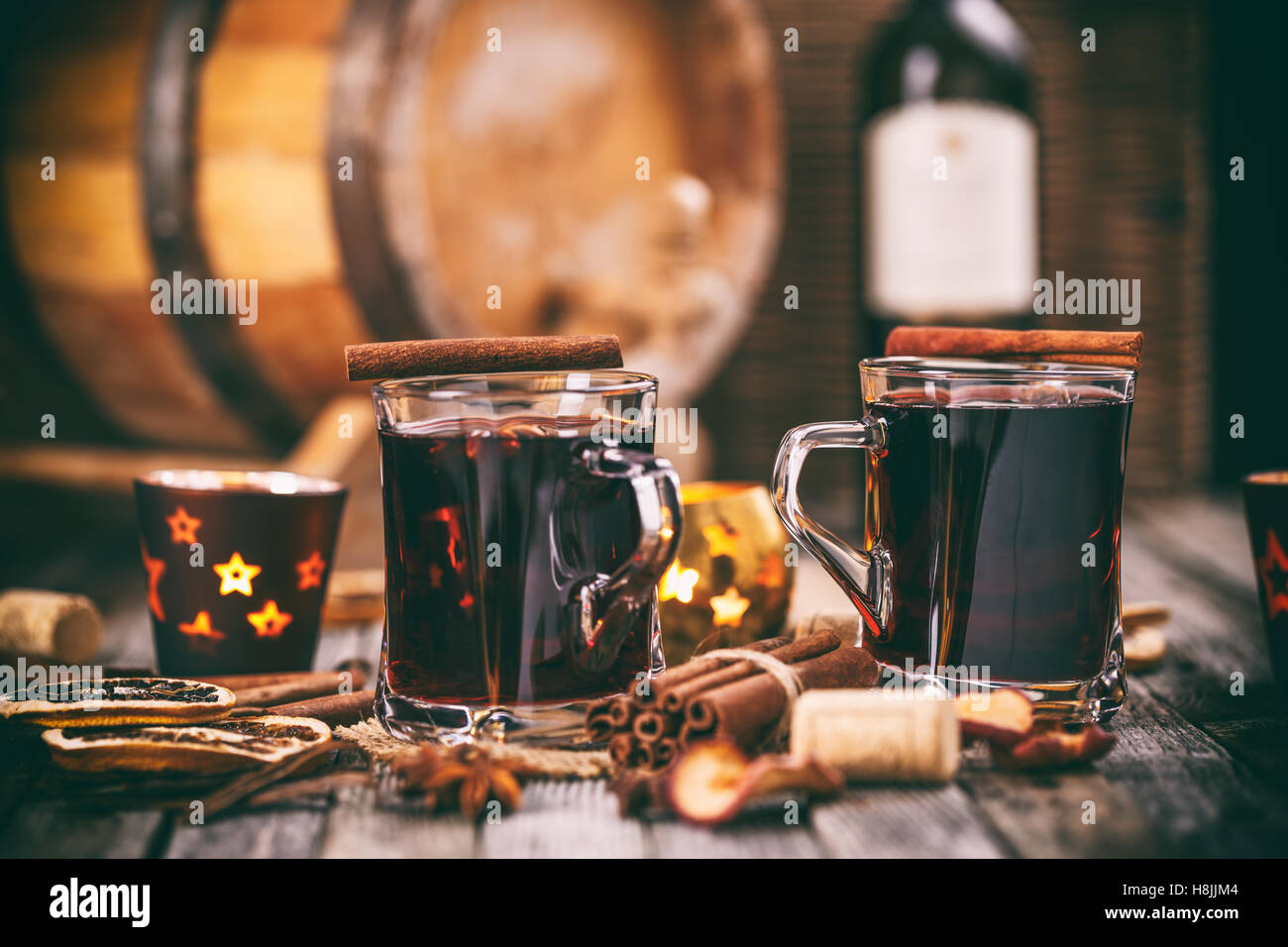 Vin chaud de Noël aux épices sur fond de bois Banque D'Images