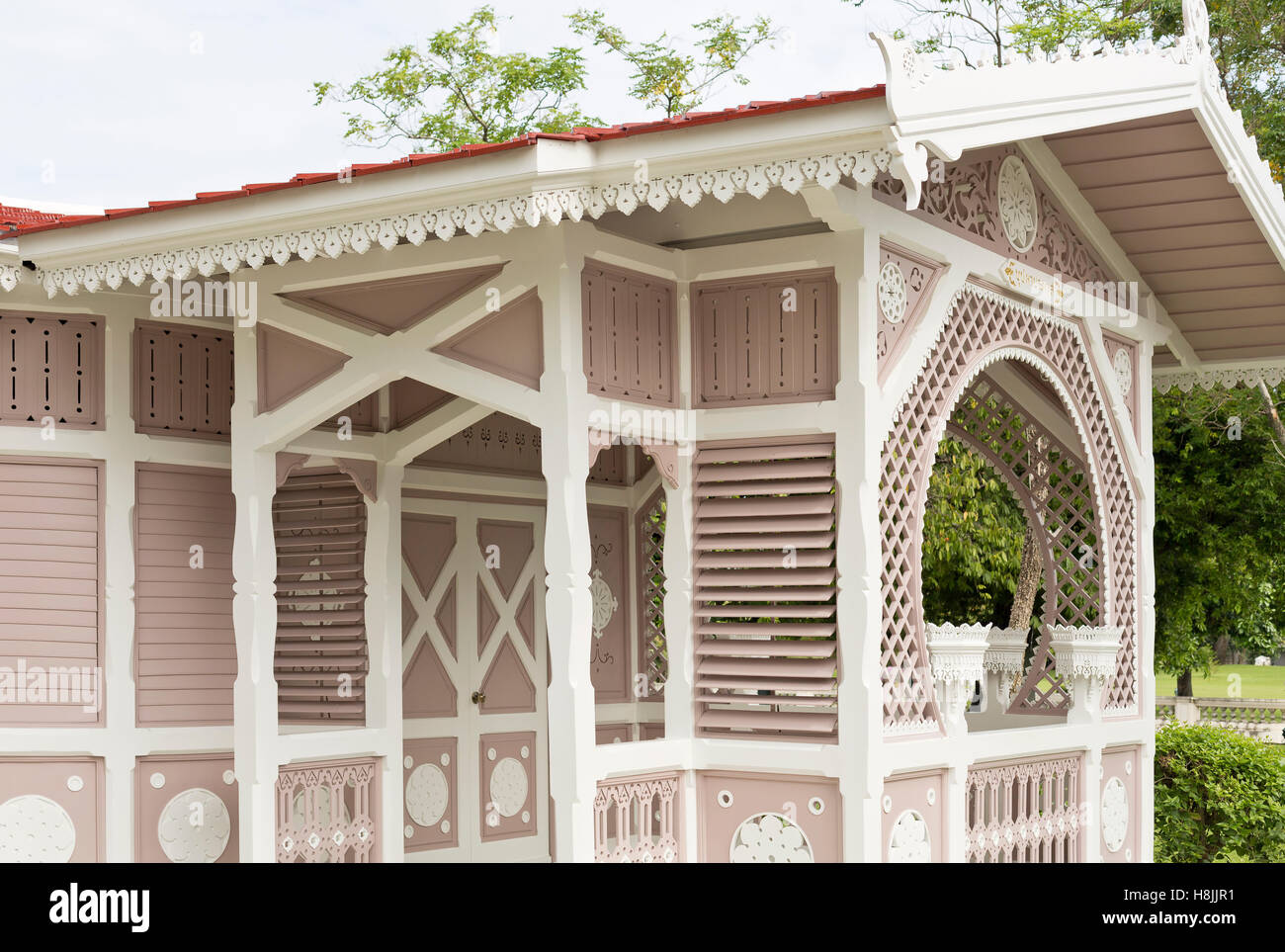Boo-Pah Pra-Paht Détails de Keng, un peu et structure de charme dans le parc du palais de Bang Pa-in, composé de Thaïlande Banque D'Images