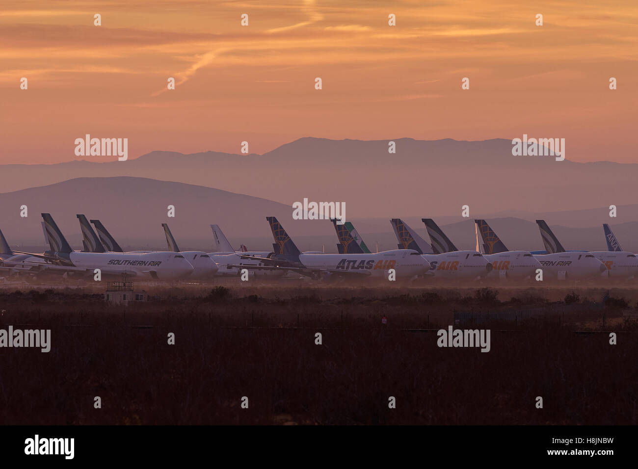 Le lever du soleil sur des avions de ligne à l'entreposage à long terme (avion), à l'Ossuaire Mojave Air And Space Port, Californie, USA. Banque D'Images