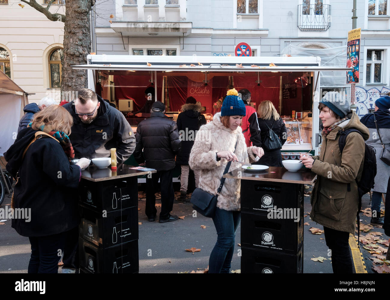 Week-end marché plein air avec des stands de nourriture à Kollwitzplatz en automne à Prenzlauer Berg , Berlin, Allemagne Banque D'Images