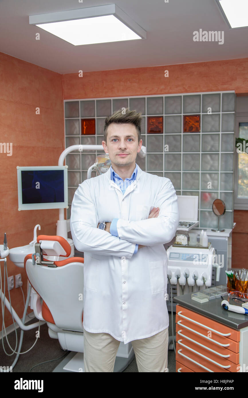 Jeune homme sur fond de bureau médical dentiste Banque D'Images