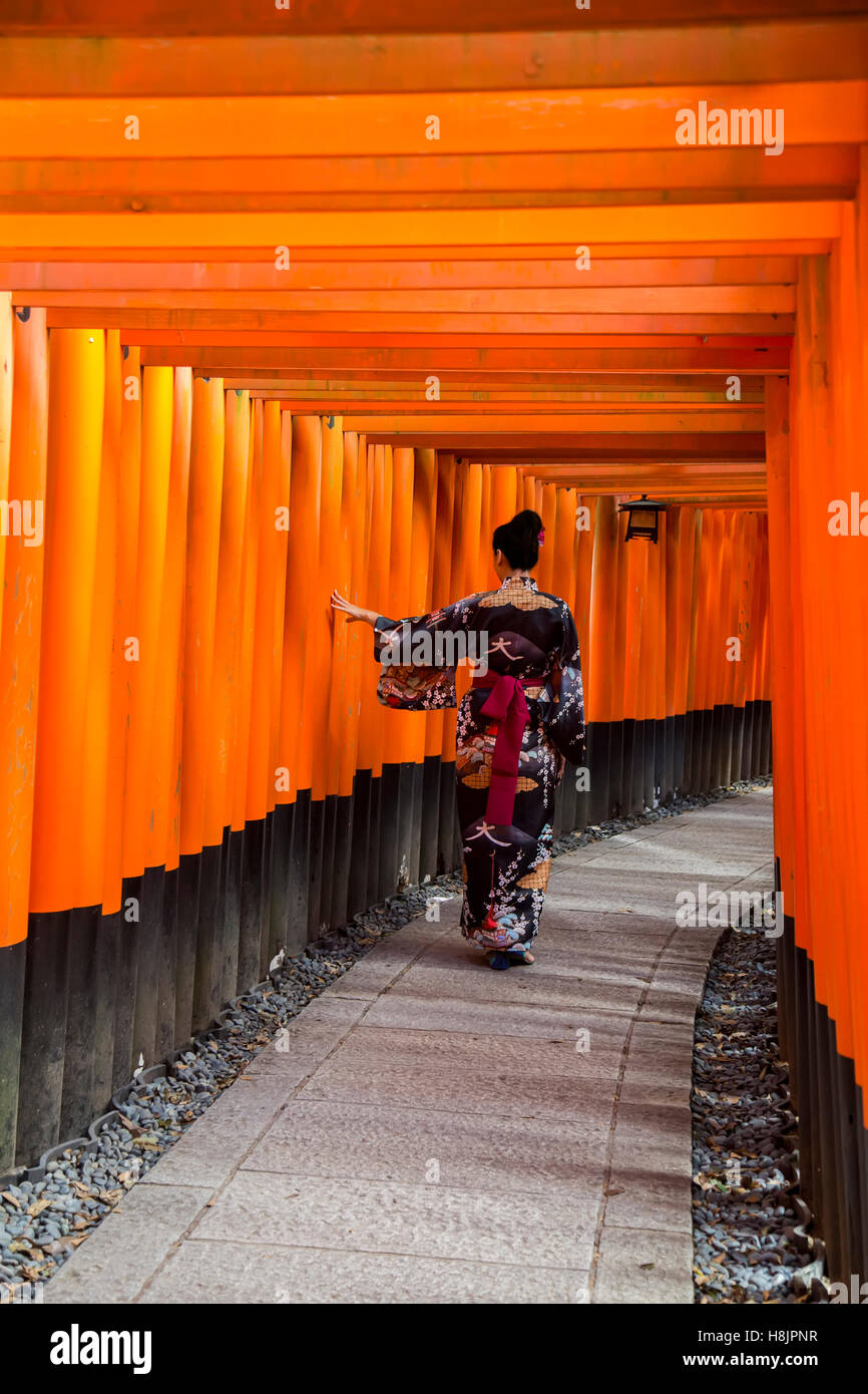 KYOTO, JAPON - 8 octobre 2016 : une femme non identifiée lors de ronde en sanctuaire Fushimi Inari à Kyoto, au Japon. Ce culte populaire ont Banque D'Images