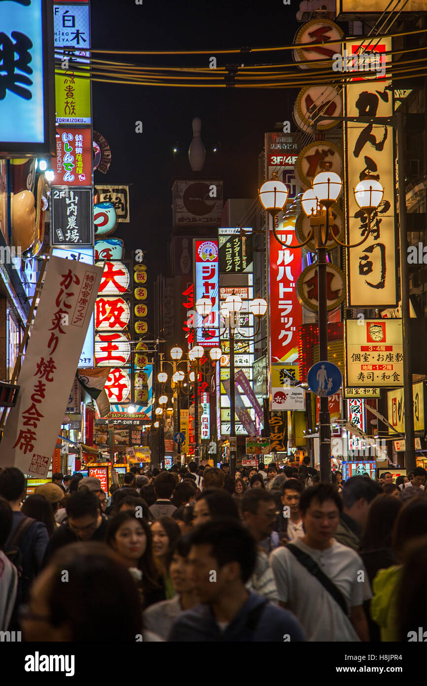 OSAKA, JAPON . 9 octobre 2016 : des inconnus dans la rue d'Osaka, au Japon. Osakai est connu pour son architecture moderne, Banque D'Images