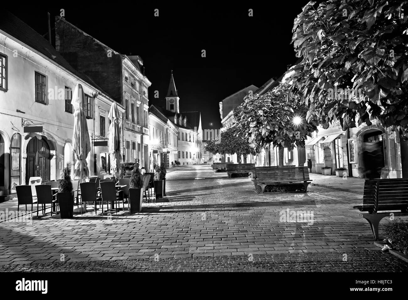 Varazdin vieille rue baroque noir et blanc soirée vue, le nord de la Croatie Banque D'Images