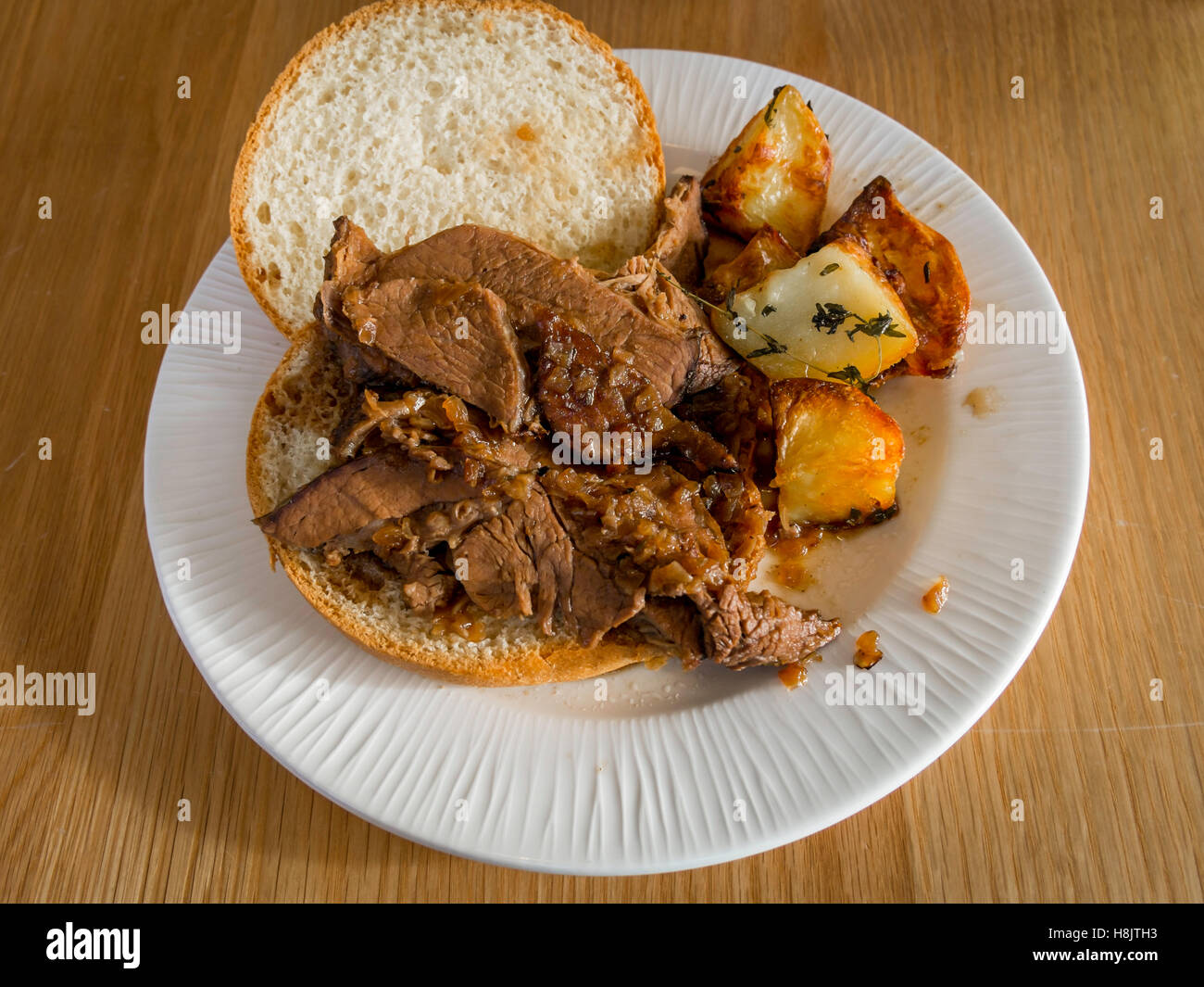 Une collation au déjeuner Pain Bap avec sauce au boeuf rôti et pommes de terre Banque D'Images