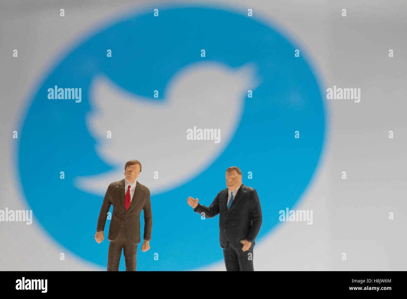 Les maquettes des gens posés en face de marque logo twitter sur ipad Banque D'Images