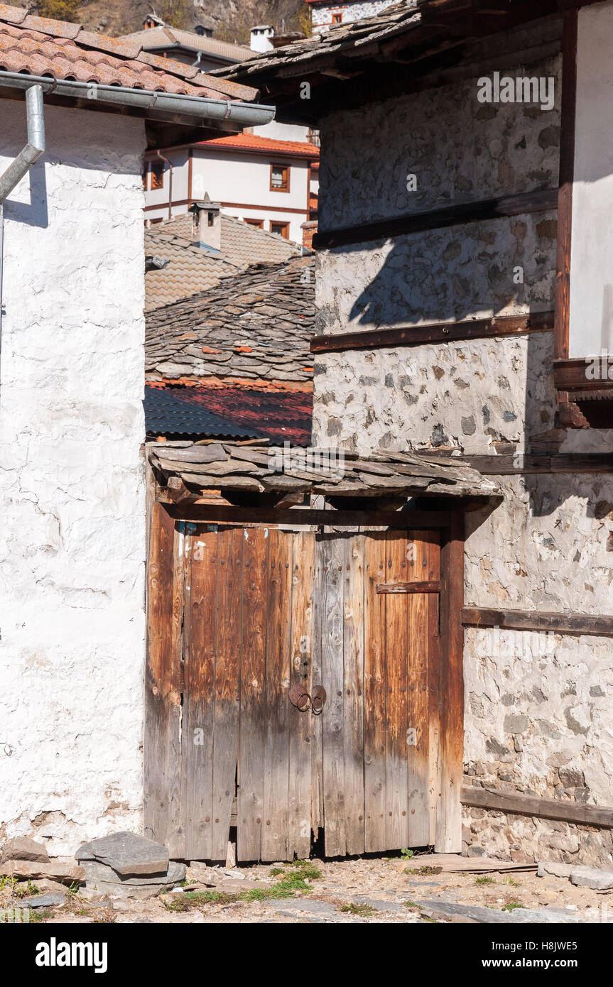 Porte en bois à l'ancienne maison traditionnelle dans la réserve ethnographique de Shumen, Bulgarie Banque D'Images