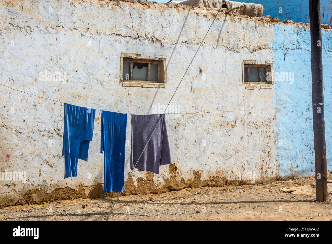 Blanchisserie bleu à l'extérieur de séchage sur la corde, Turpan, Xinjiang Chine Banque D'Images