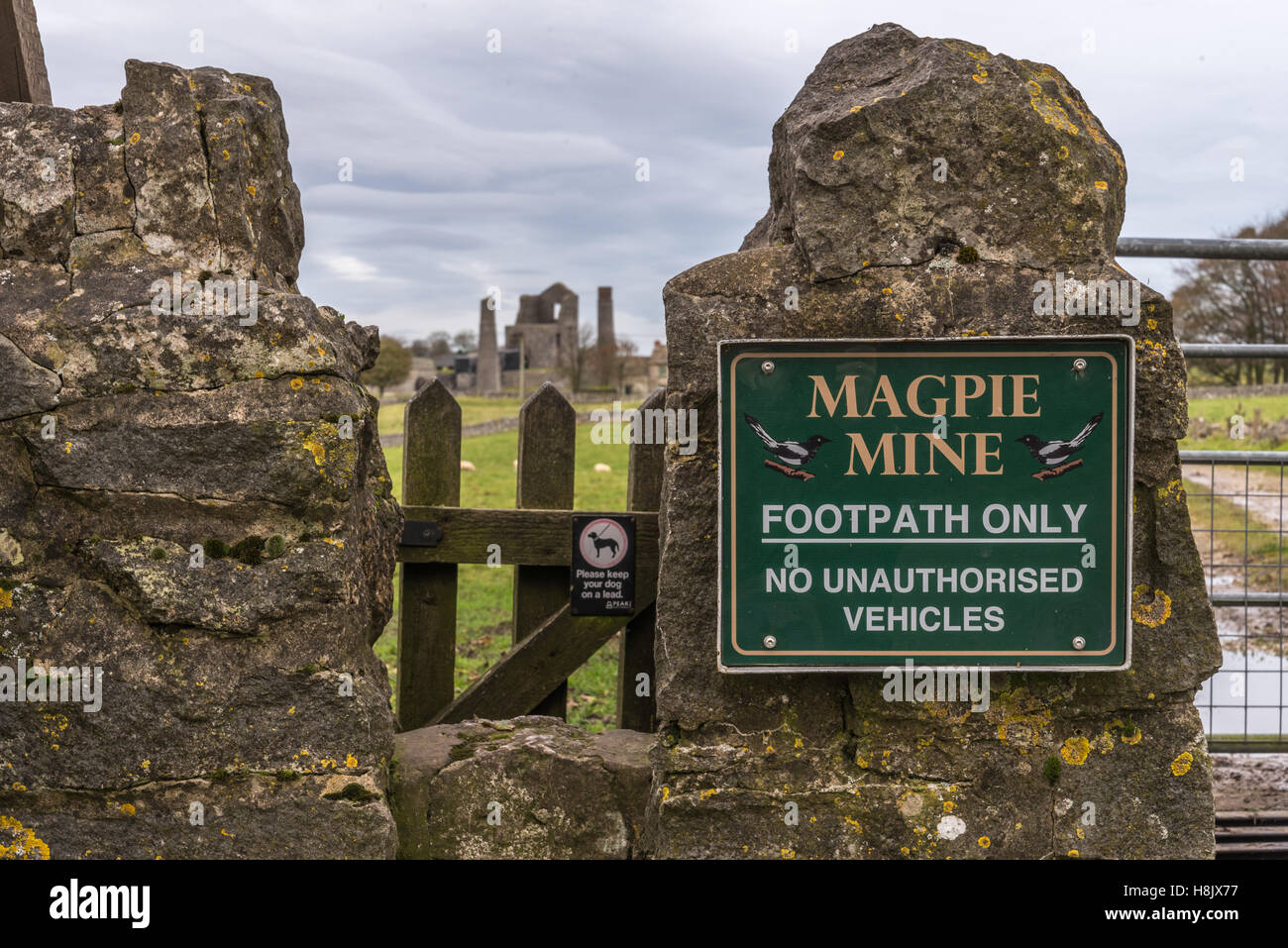 L'enseigne est à l'entrée de la mine , une ancienne mine de plomb victorienne.qui est visible en arrière-plan. Banque D'Images