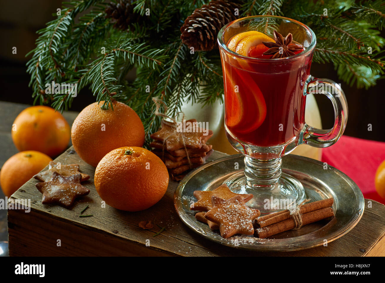 Vin chaud avec des bâtons de cannelle, la mandarine, le gingembre cookies et branches d'épinette Banque D'Images