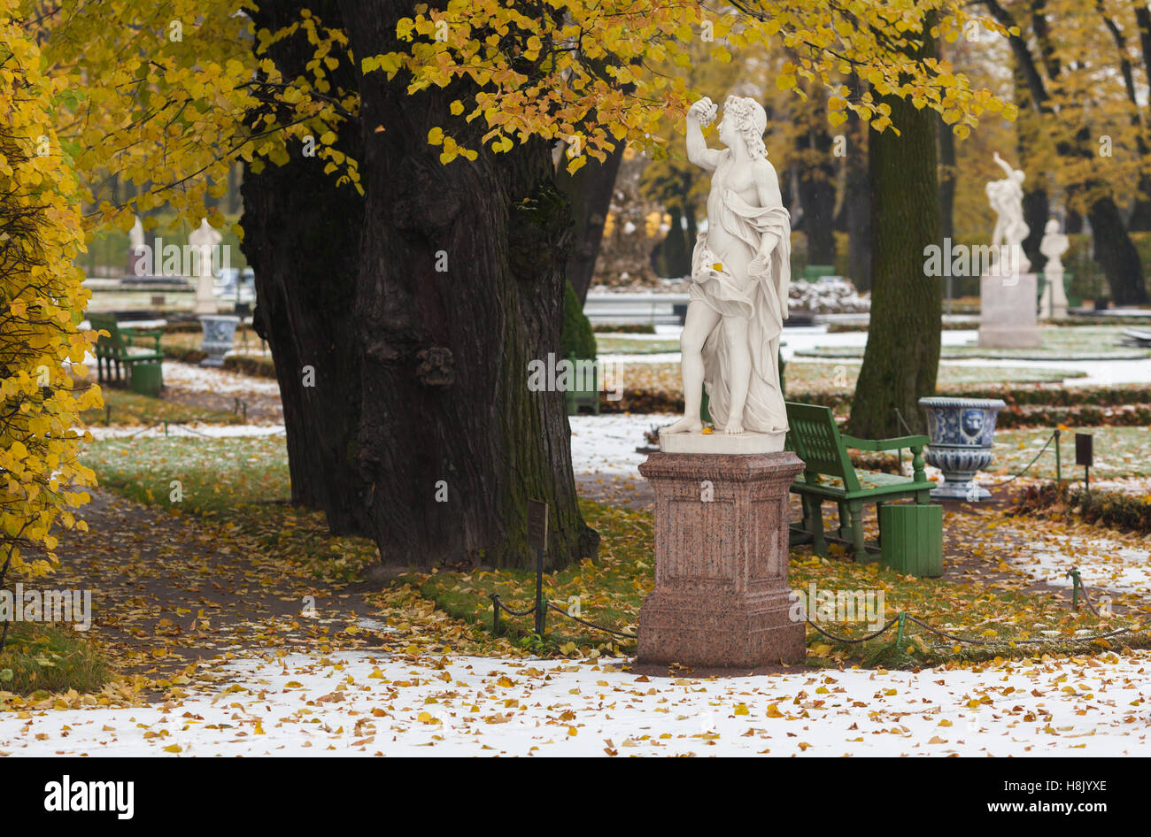 Statue de Bacchus dans le jardin de l'été après la première neige, Saint-Pétersbourg, Russie Banque D'Images