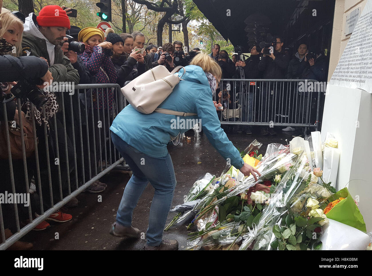 Fleurs portées à l'extérieur de la salle de concert Bataclan à Paris afin de marquer d'un an depuis l'attaque terroriste de Paris. Banque D'Images