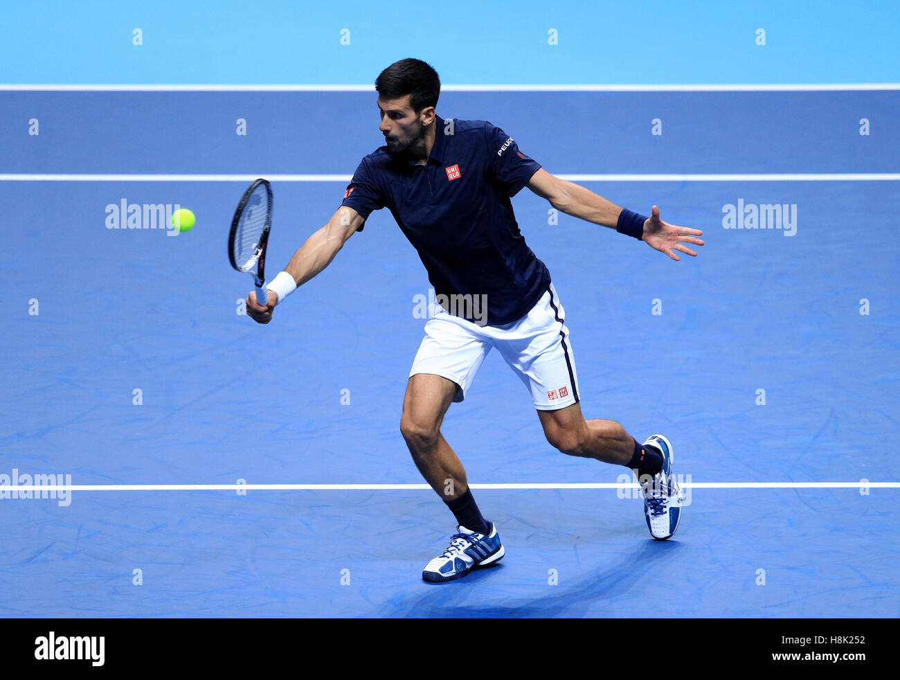 Novak Djokovic de Serbie en action contre Dominic Thiem d'Autriche pendant la première journée des finales du Barclays ATP World Tour à l'O2, Londres. APPUYEZ SUR ASSOCIATION photo. Date de la photo: Dimanche 13 novembre 2016. Voir PA Story TENNIS Londres. Le crédit photo devrait se lire comme suit : Adam Davy/PA Wire. Banque D'Images