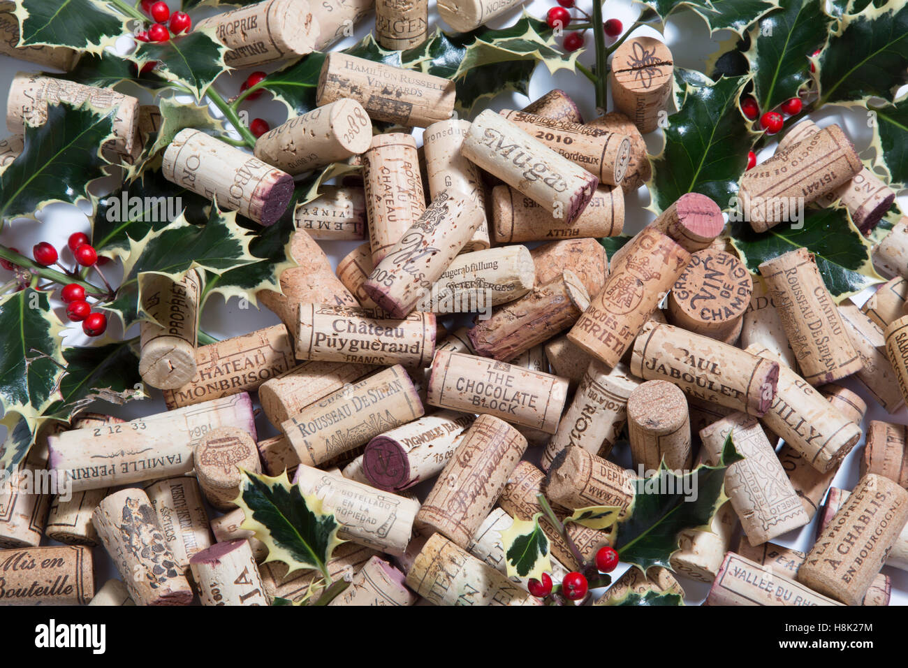 Wine corks, houx et des baies de houx Banque D'Images