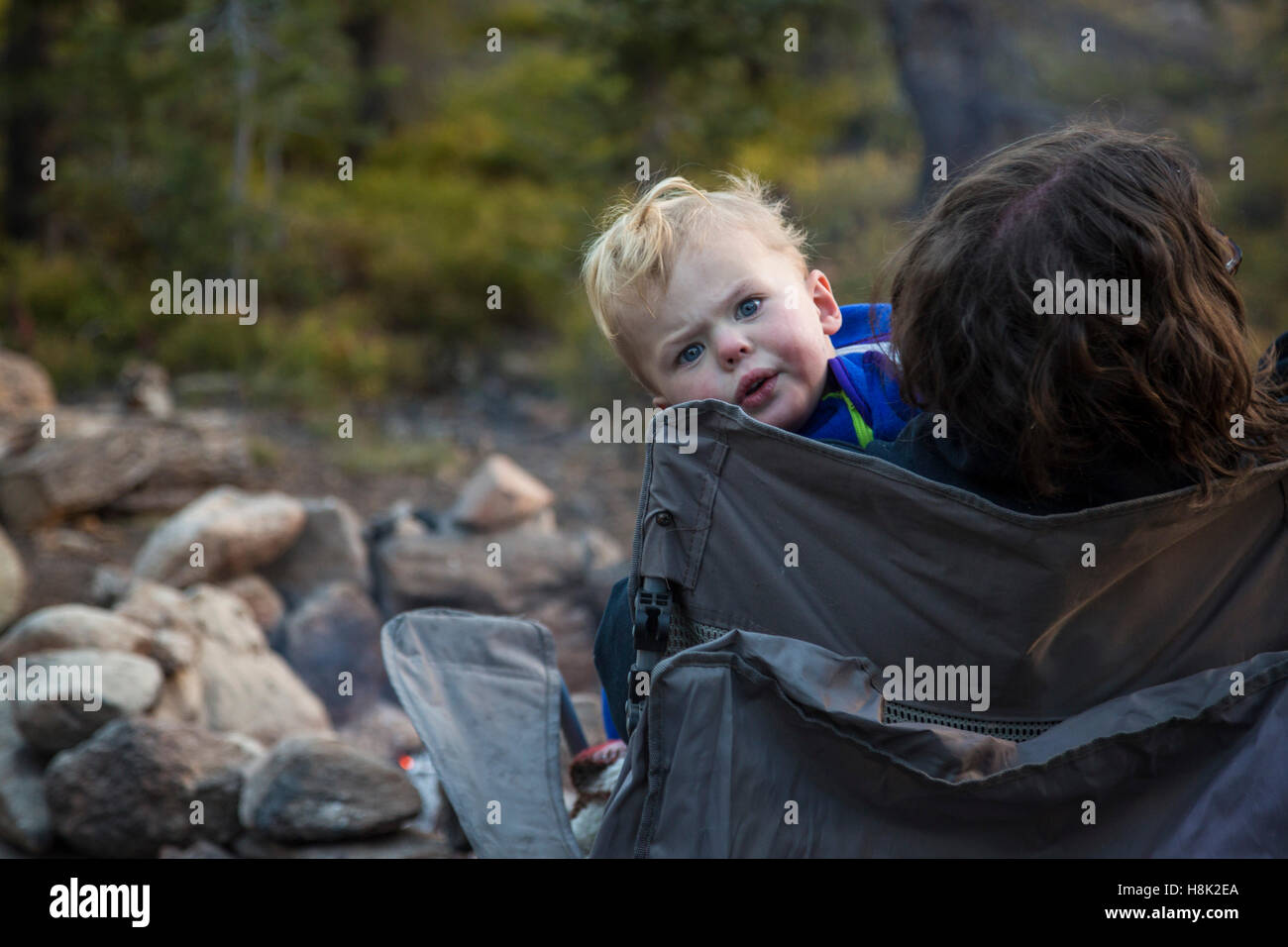 Tabernash, Colorado - deux ans, Adam Hjermstad Jr. avec sa mère sur un voyage de camping dans les Rocheuses. Banque D'Images