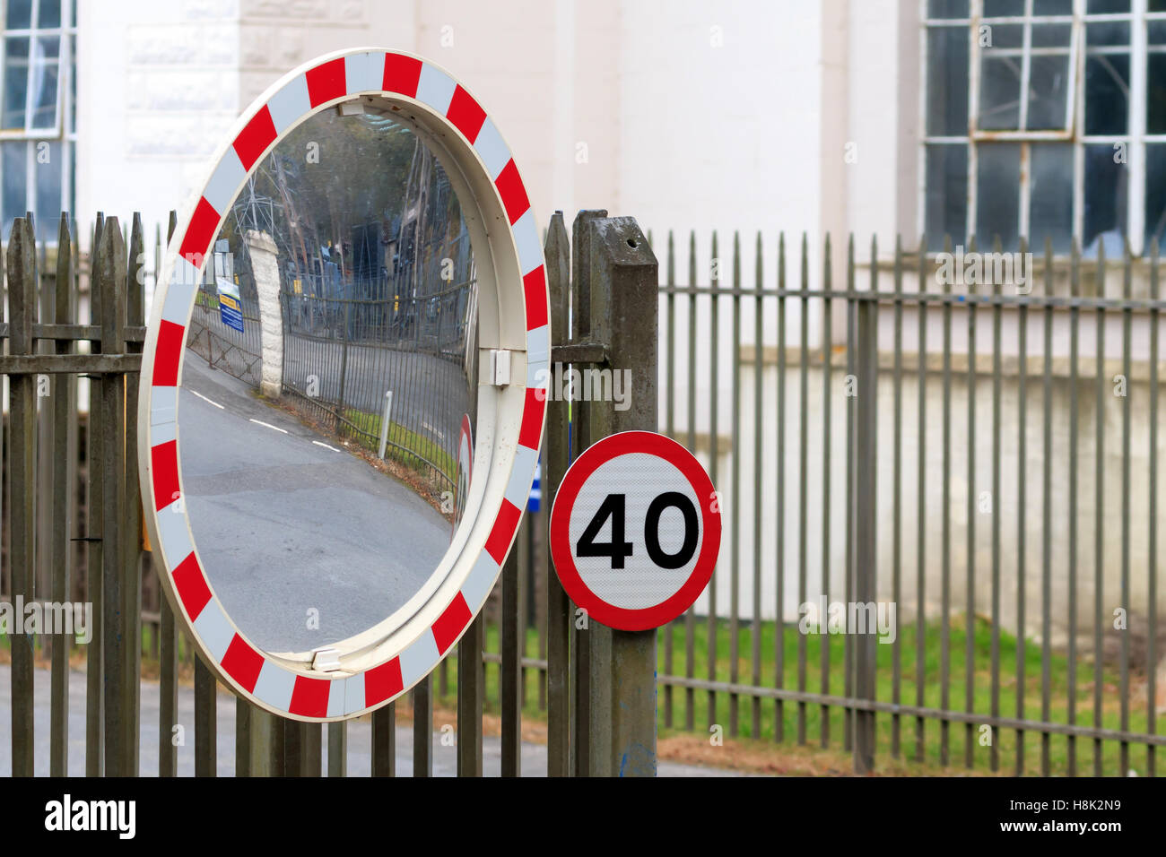 40 mph signe et la sécurité routière fixe miroir d'un ensemble de rampes en acier Banque D'Images