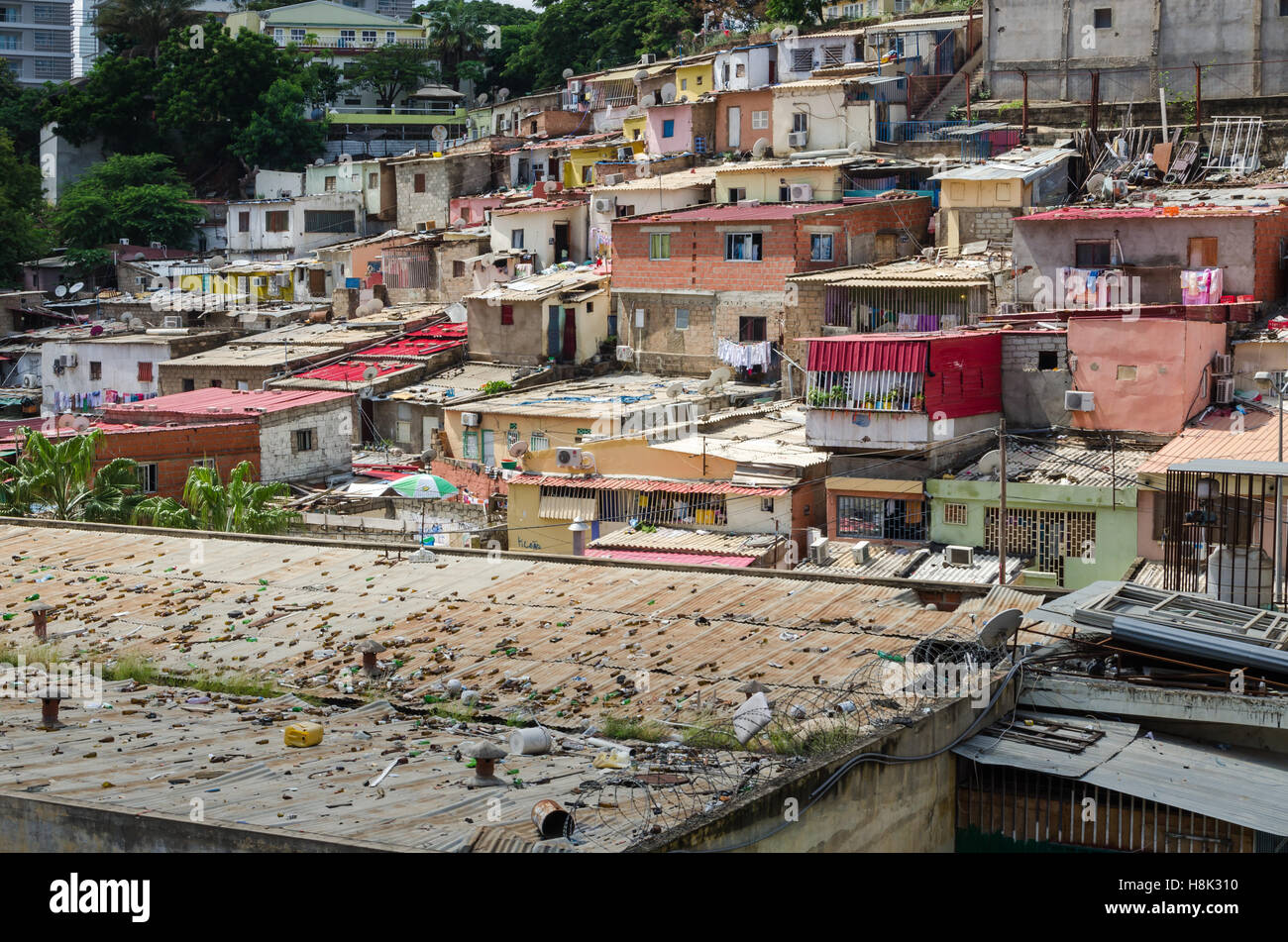 Maisons colorées des habitants pauvres de Luanda, Angola Banque D'Images