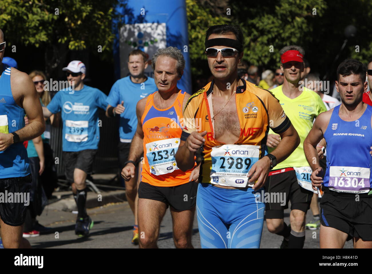 Athènes, Grèce. 13Th Nov, 2016. Un groupe de coureurs s'exécuter dans le Marathon d'Athènes. Des milliers de personnes du monde entier ont pris part à la 2016 Marathon d'Athènes la foi, qui commence dans la ville de Marathon et se termine à Athènes, l'itinéraire, qui selon la légende, a été exécuté par la partie messenger Pheidippides en 490 avant J.-C.. © Michael Debets/Pacific Press/Alamy Live News Banque D'Images