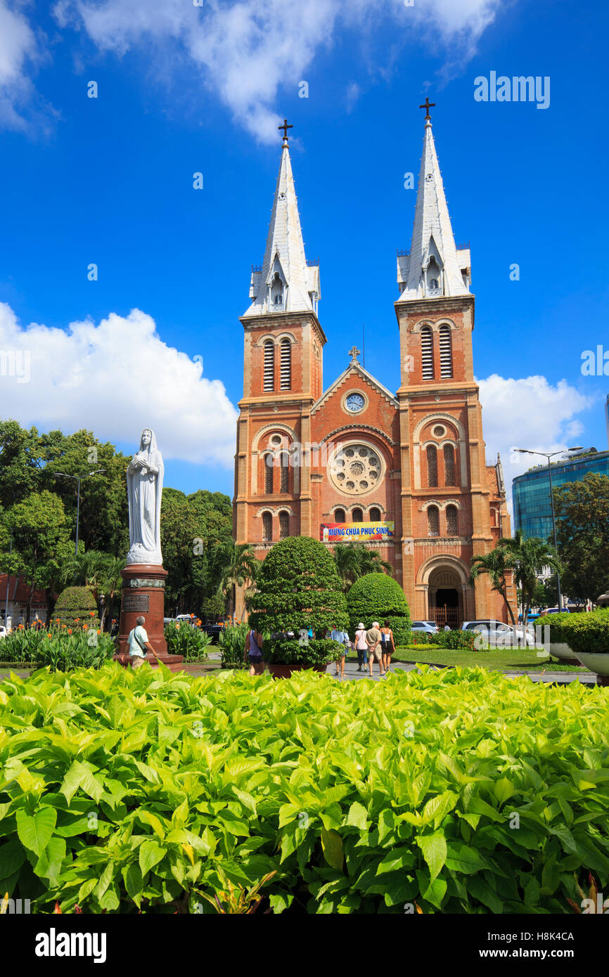 La Cathédrale Notre Dame de Saigon, dans un daylife, construire en 1883 par des colons français. Vue de Parkson Plaza. Banque D'Images