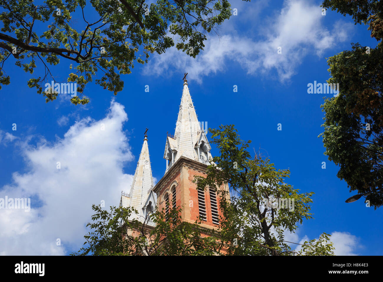 La Cathédrale Notre Dame de Saigon, dans un daylife, construire en 1883 par des colons français. Vue de Parkson Plaza. Banque D'Images