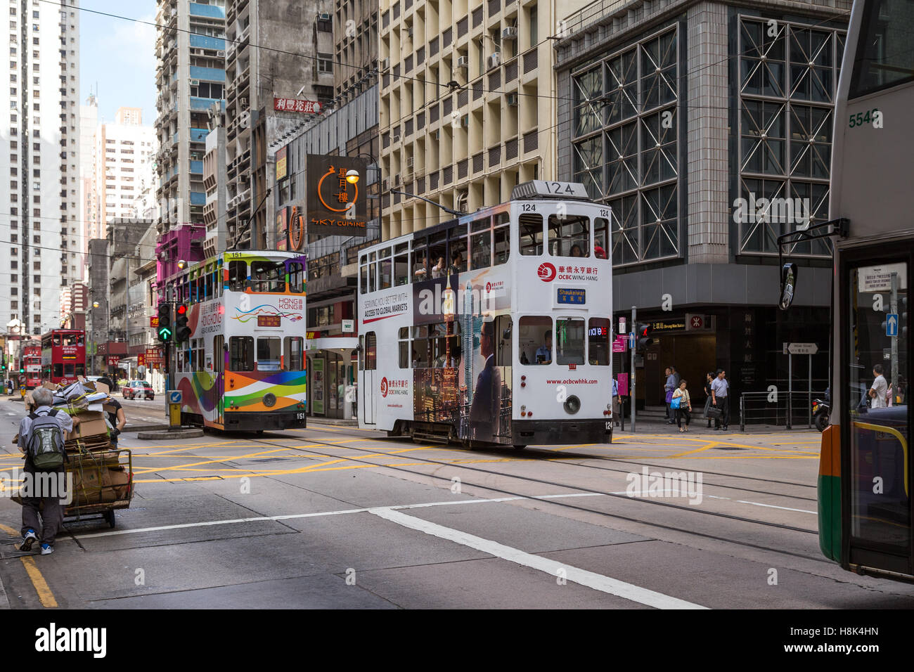Avis de tramways à impériale (également connu sous le nom de ding ding) sur Des Voeux Road à Sheung Wan de l'île de Hong Kong à Hong Kong, Chine. Banque D'Images