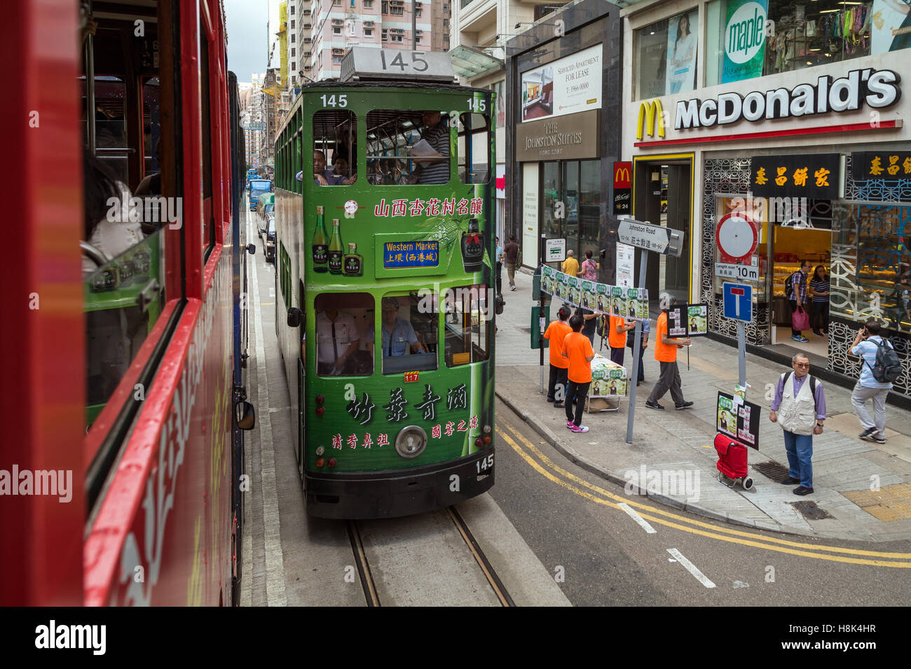 Vue d'un tramway vert et la rue du pont supérieur d'un tramway à impériale sur le chemin Johnston dans Wan Chai à Hong Kong. Banque D'Images