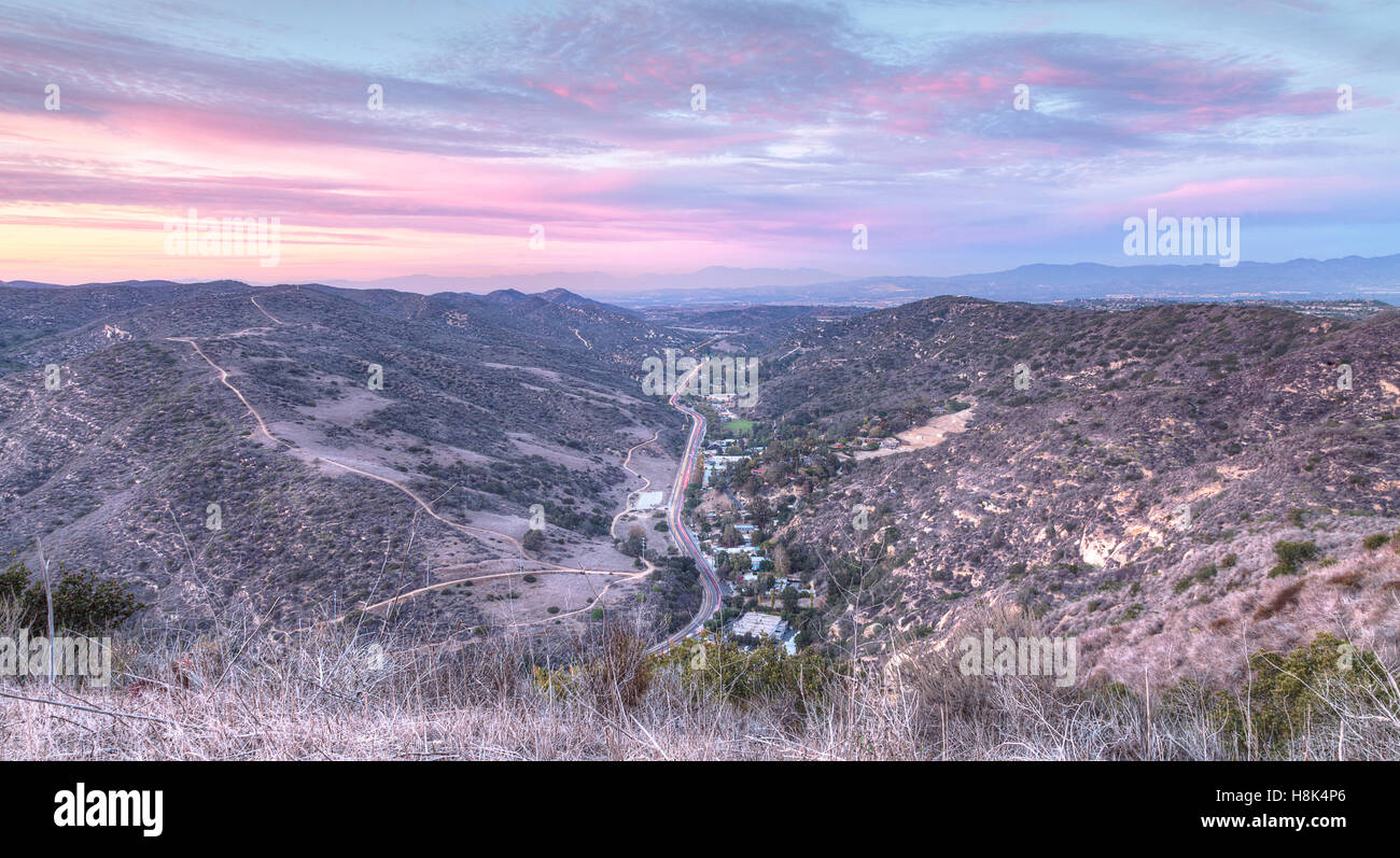 Laguna Canyon Road avec Saddleback Montagnes dans la distance entre le haut du monde sentier de randonnée à Laguna Beach au coucher du soleil Banque D'Images