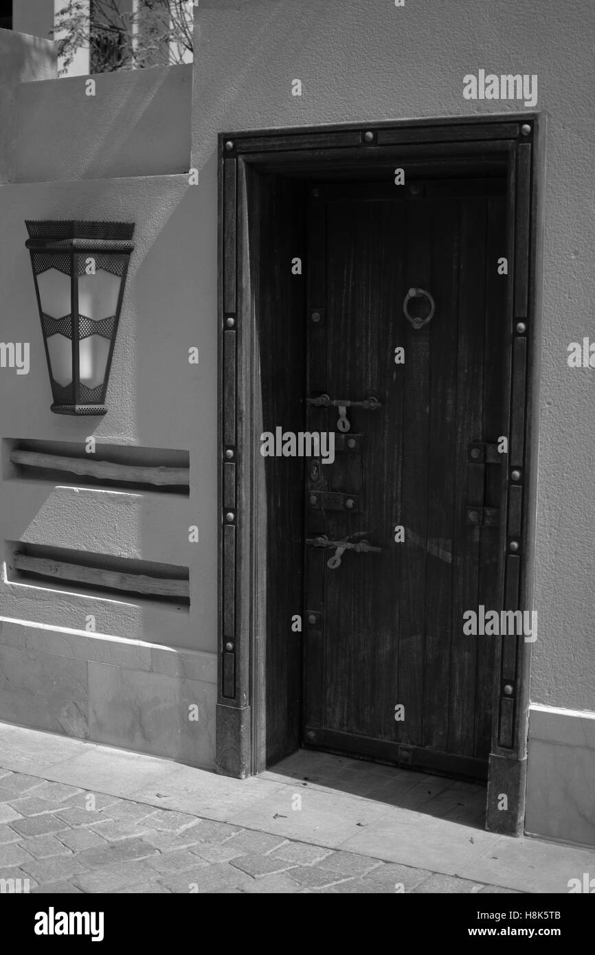 Porte ancienne en résidence à Dubaï Banque D'Images