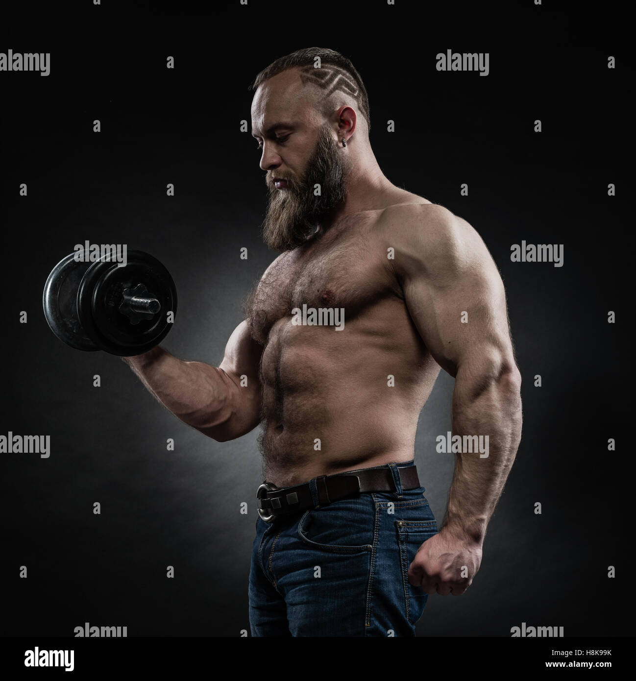 Bodybuilder forte avec six pack abs, parfait, épaules, biceps, triceps et  la poitrine. Homme barbu athlétique d'alimentation de la pompe dans la  formation Photo Stock - Alamy