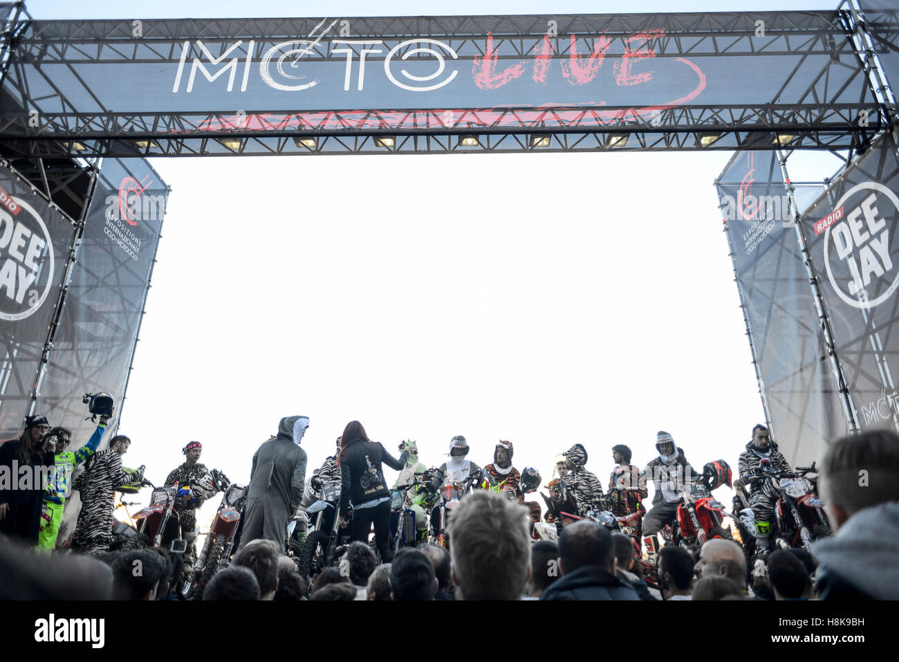 Milan, Italie. 12 Nov, 2016. EICMA 2016 Moto et Vélo International Exhibition, Milan 8 au 13 novembre 2016. Dans l'image l'équipe de Freestyle sur l'DABOOT paddock Crédit : Roberto Silvino/Pacific Press/Alamy Live News Banque D'Images