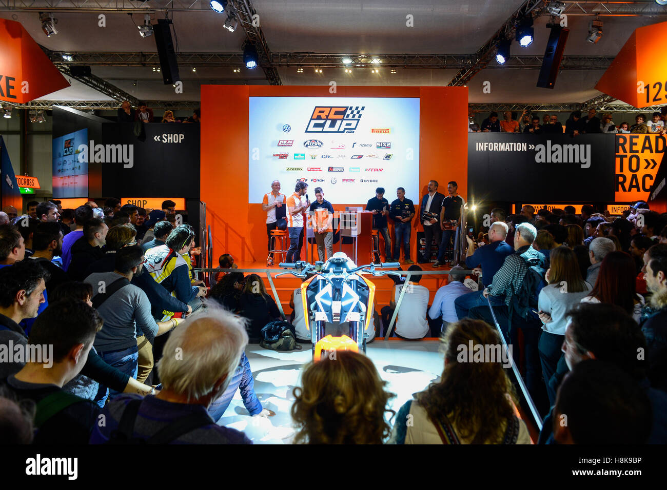 Milan, Italie. 12 Nov, 2016. EICMA 2016 Moto et Vélo International Exhibition, Milan 8 au 13 novembre 2016. Dans l'image le KTM Paddock Crédit : Roberto Silvino/Pacific Press/Alamy Live News Banque D'Images