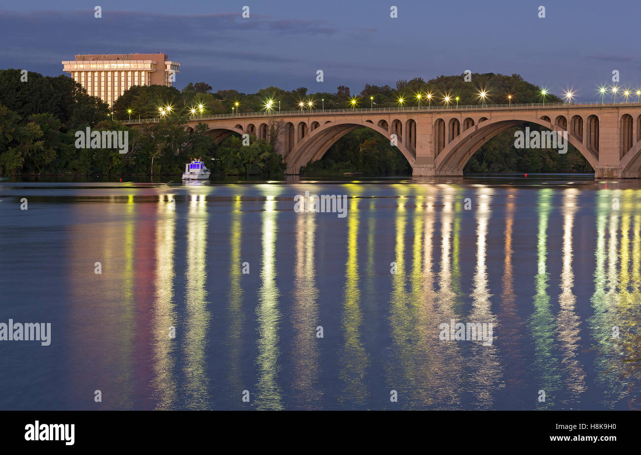 Key Bridge avant le lever du soleil à Washington DC, USA. Banque D'Images