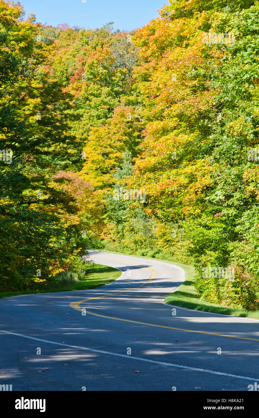 Couleurs d'automne près d'Ottawa river valley à sunny day Banque D'Images