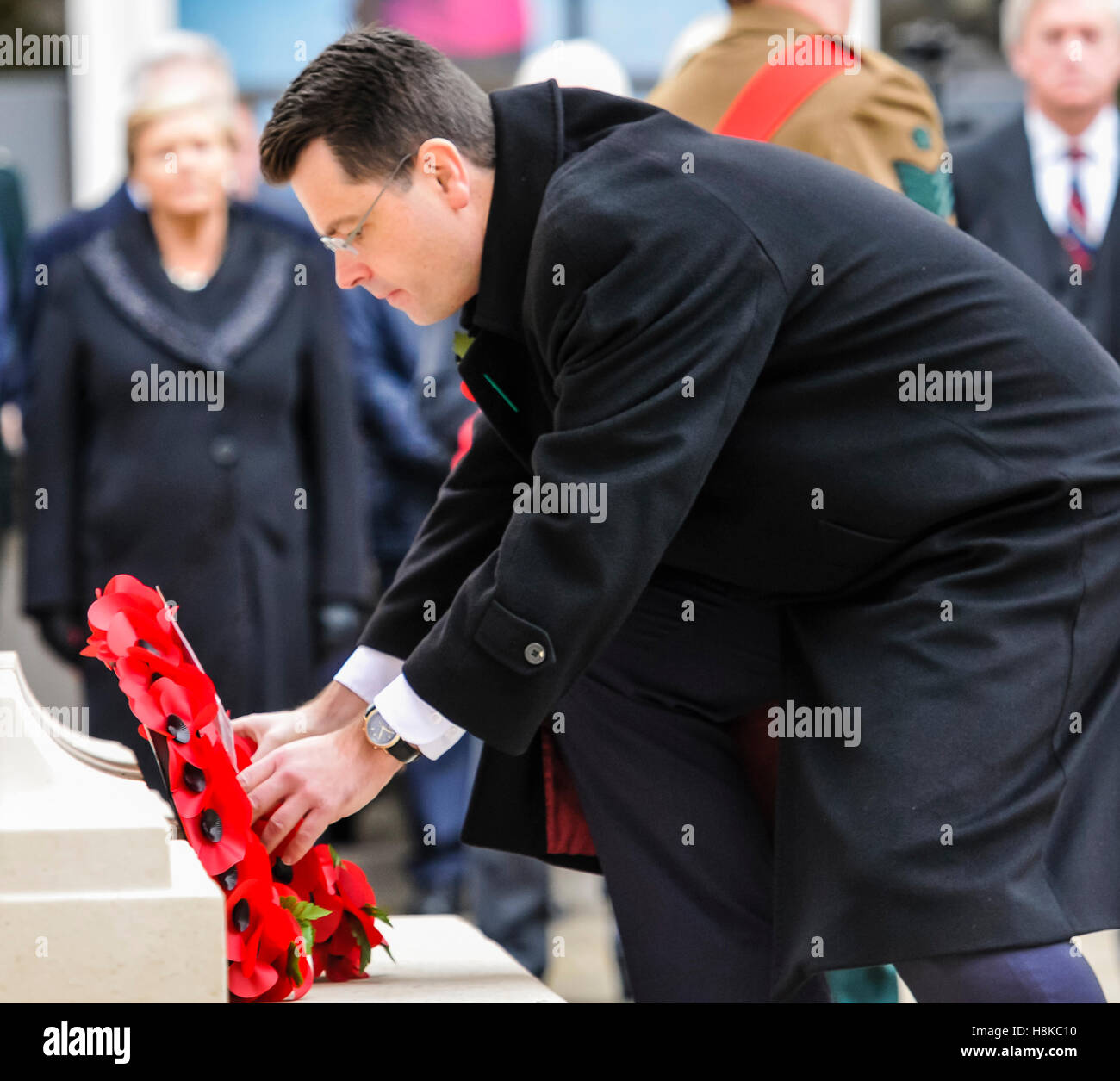 Belfast, Irlande du Nord,. 13Th Nov, 2016. Secrétaire d'État pour l'Irlande du Nord, James Brokenshire, dépose une couronne de fleurs au souvenir du dimanche à Belfast City Hall Cénotaphe. Crédit : Stephen Barnes/Alamy Live News Banque D'Images