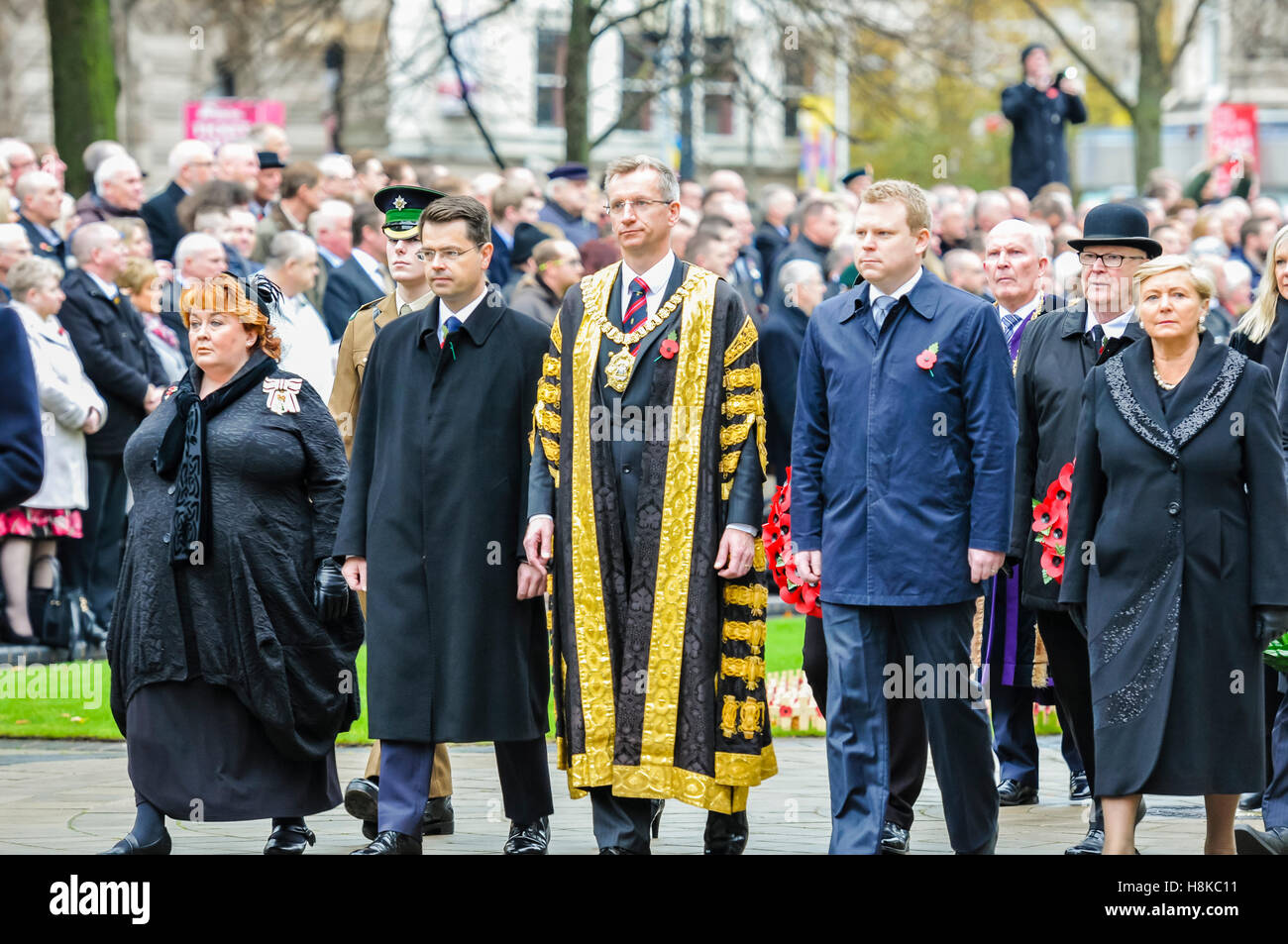 Belfast, Irlande du Nord,. 13Th Nov, 2016. Lord Lieutenant de Belfast Fionnula Jay-O'Boyle, Secrétaire d'État pour l'Irlande du Nord, James Brokenshire MP, Maire de Belfast, Brian Kingson, et représentant du Consulat Américain Mr T Douthett mener la procession pour la commémoration du dimanche à Belfast City Hall Cénotaphe. Crédit : Stephen Barnes/Alamy Live News Banque D'Images