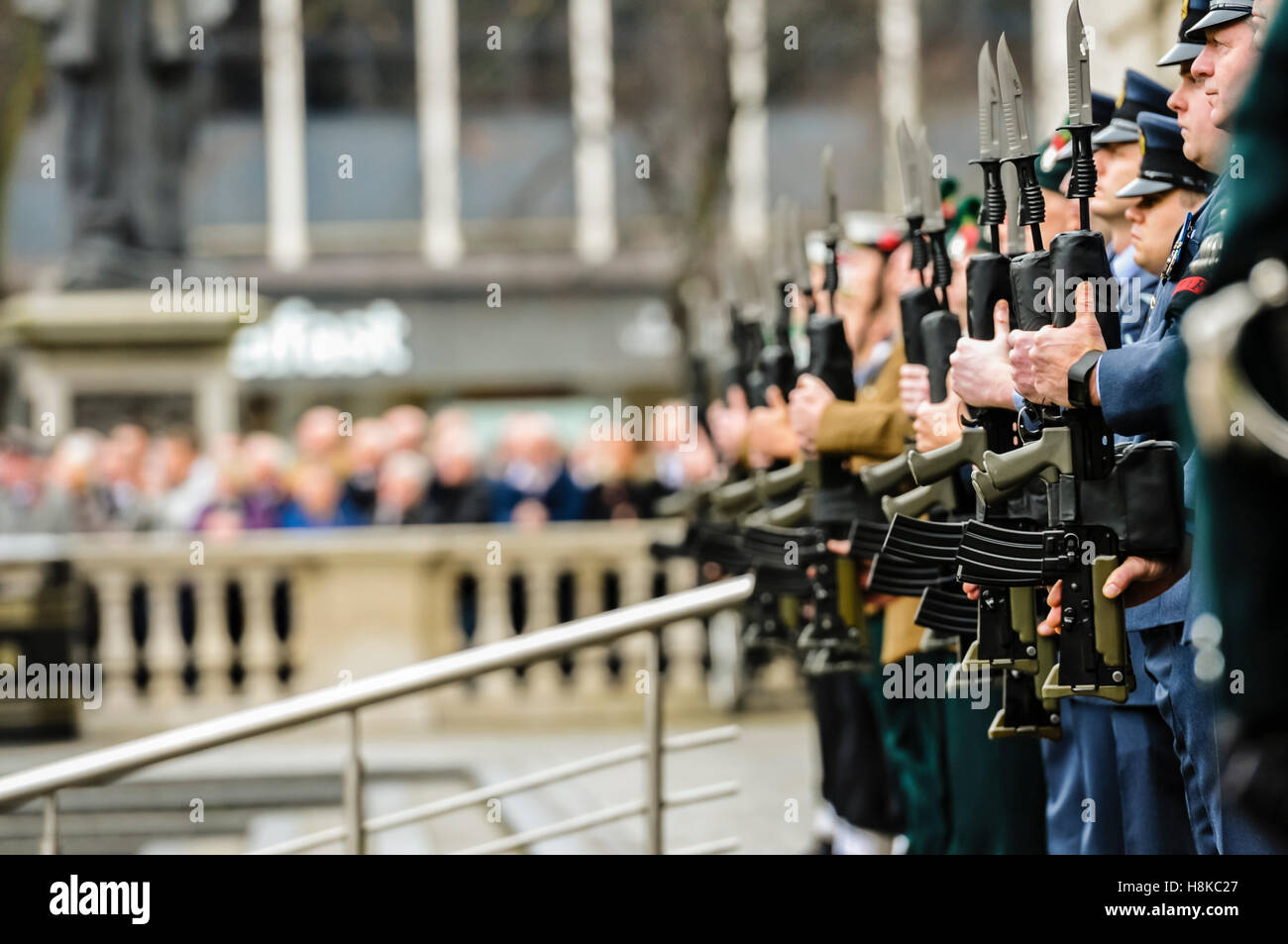 Belfast, Irlande du Nord,. 13Th Nov, 2016. Soldats du Royal Irish Regiment présente les armes, à la cérémonie du culte de dimanche à Belfast City Hall Cénotaphe. Crédit : Stephen Barnes/Alamy Live News Banque D'Images