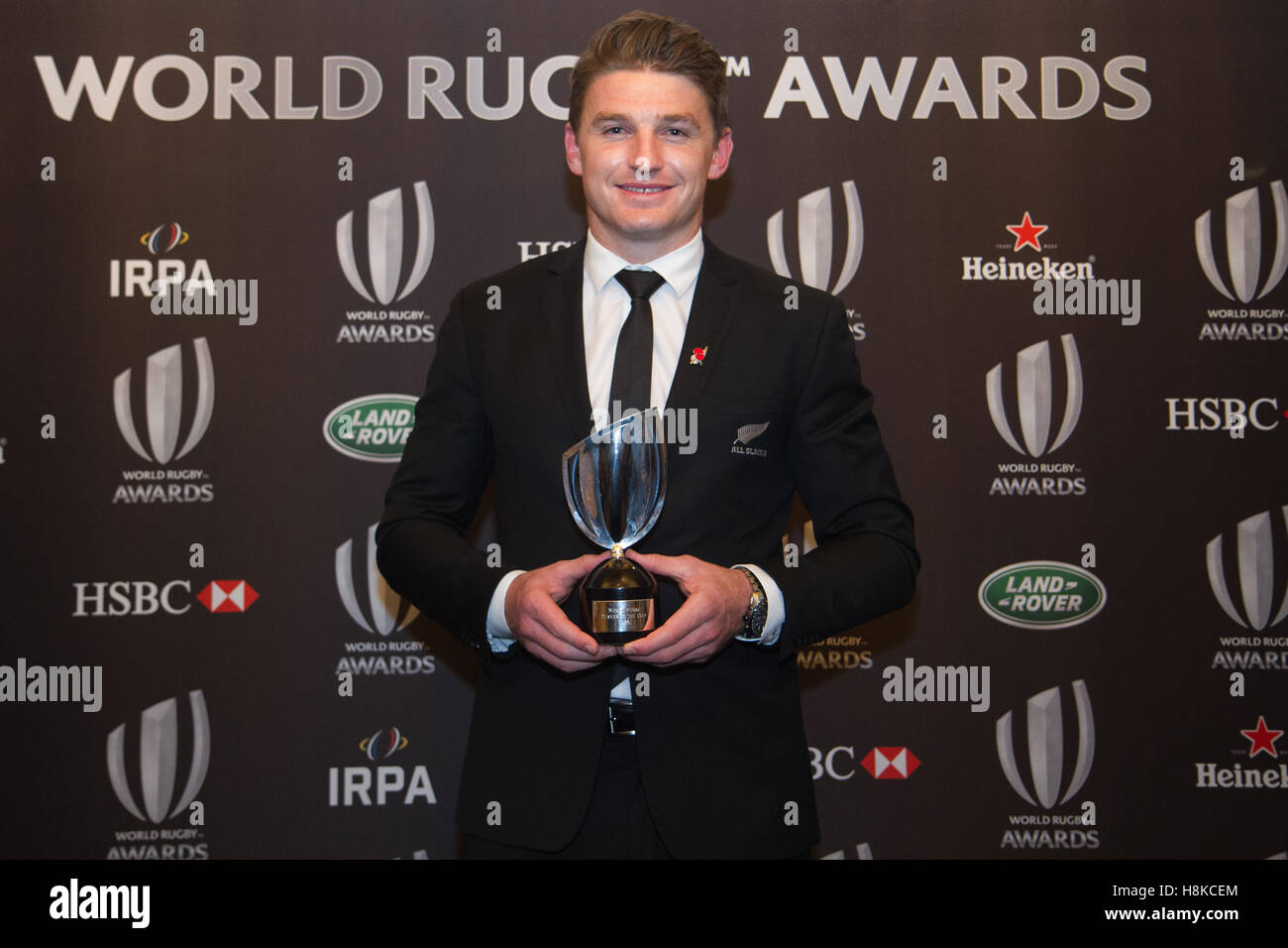 Londres, Royaume-Uni. 13 novembre 2016. Beauden Barrett (New Zealand All Blacks) décerné World Rugby Player de l'année au World Rugby Awards tenue à l'hôtel Hilton London Metropole pour honorer les plus grands joueurs, entraîneurs et les légendes du jeu. Credit : Elsie Kibue / Alamy Live News Banque D'Images