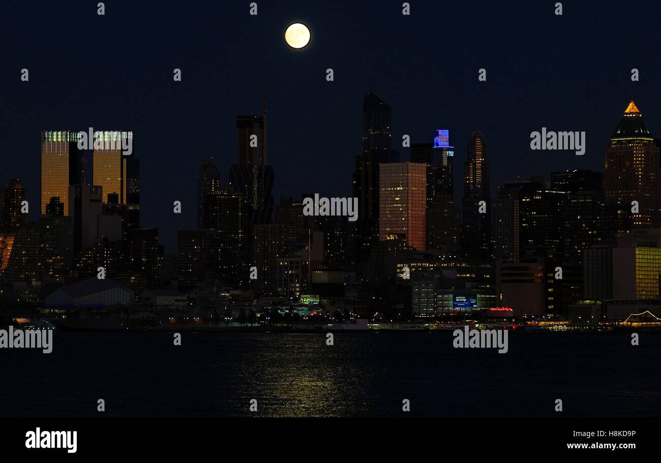 New York, New York, USA. 13Th Nov, 2016. Supermoon sur NYC Crédit : Steven Bognar/Alamy Live News Banque D'Images