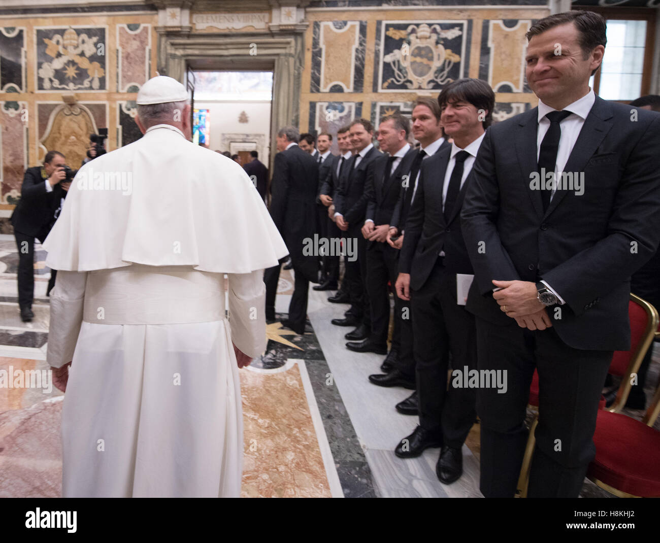 La cité du Vatican. 14Th Nov, 2016. Oliver BIERHOFF, Gestionnaire, Teammanager dfb DFB Bundestrainer Joachim Loew, Jogi LÖW, Thomas SCHNEIDER, DFB, Co-Trainer Assistenztrainer visites de l'Équipe nationale de football allemande le Pape François en audience privée au Vatican City à 14 novembre 2016 Crédit : Peter Schatz/Alamy Live News Banque D'Images