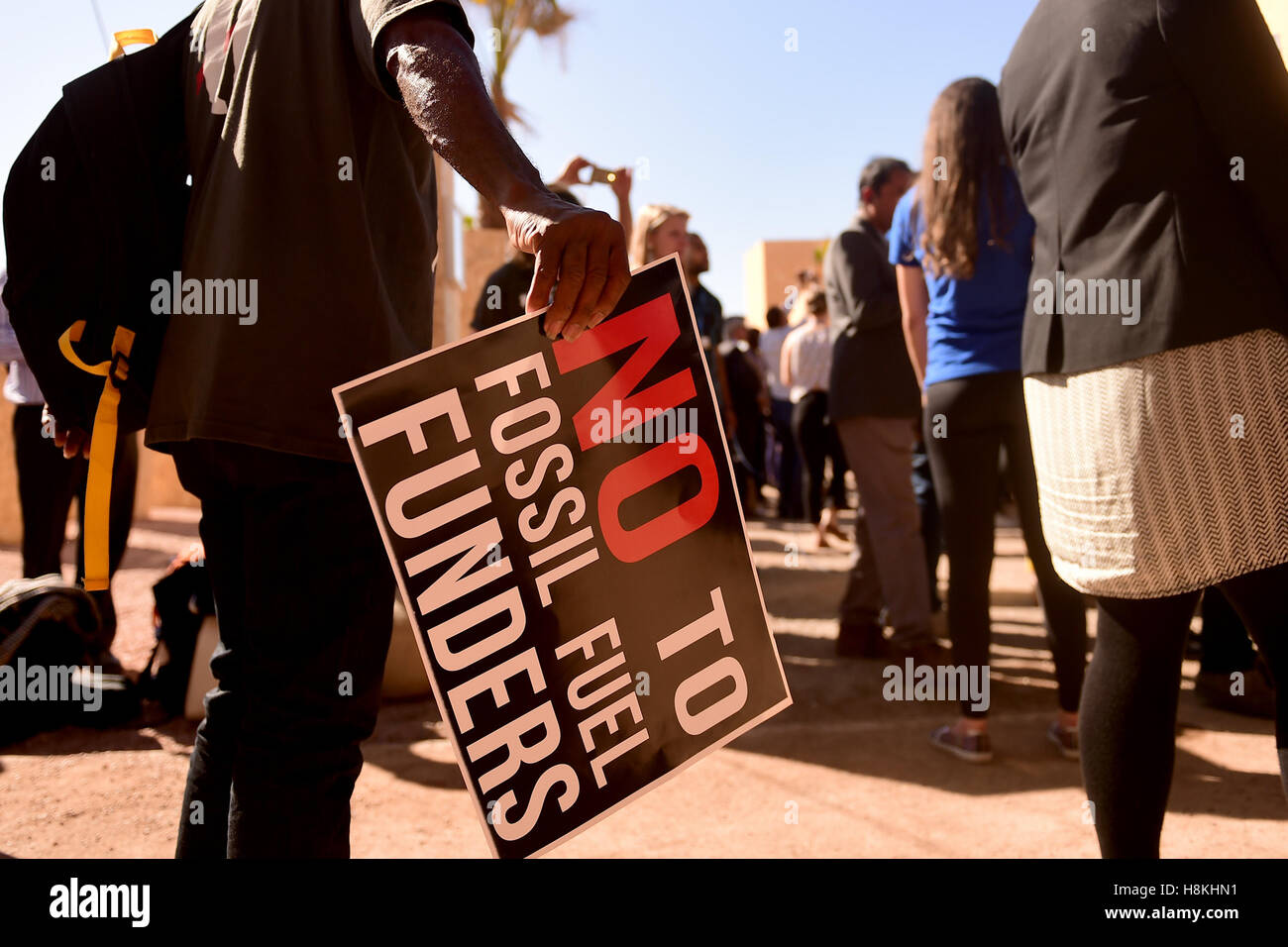 Marrakech, Maroc. 14Th Nov, 2016. Personnes participent à un rassemblement à l'appel à moins de combustibles fossiles et une transition vers l'énergie renouvelable au cours de la 22e session de la Conférence des Parties à la Convention-cadre des Nations Unies sur le changement climatique (COP22) à Marrakech, Maroc, le 14 novembre 2016. L'Afrique présente united front et les appels à l'action lors de la COP22 qui se tiendra du 7 au 18 novembre à Marrakech, Maroc. Credit : Zhao Dingzhe/Xinhua/Alamy Live News Banque D'Images