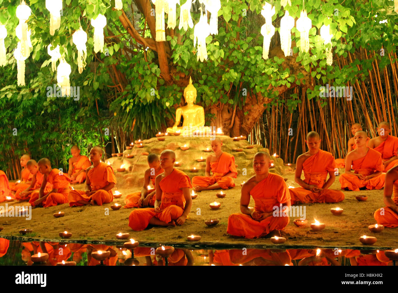 Chiang Mai, Thaïlande. 14 novembre 2016. Moines de célébrer le festival de Loy Krathong à Wat Phan Tao Temple, Chiang Mai, Thaïlande avec des bougies et lanternes de ciel dans une sombre et émouvante cérémonie qui reflète le deuil pour le Roi Bhumibol. Toutes les festivités ont été réduits Loy Krathong à Chiang Mai et à travers la Thaïlande comme une marque de respect, en se concentrant davantage sur les aspects religieux du festival. Crédit : Paul Brown/Alamy Live News Banque D'Images