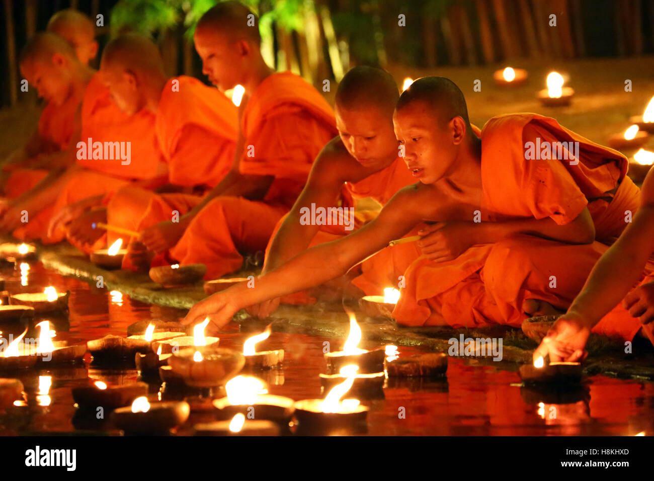 Chiang Mai, Thaïlande. 14 novembre 2016. Moines de célébrer le festival de Loy Krathong à Wat Phan Tao Temple, Chiang Mai, Thaïlande avec des bougies et lanternes de ciel dans une sombre et émouvante cérémonie qui reflète le deuil pour le Roi Bhumibol. Toutes les festivités ont été réduits Loy Krathong à Chiang Mai et à travers la Thaïlande comme une marque de respect, en se concentrant davantage sur les aspects religieux du festival. Crédit : Paul Brown/Alamy Live News Banque D'Images